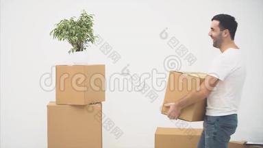 壮汉正提着一个大移动的箱子，里面装满了物品，在白色的背景上隔离开来.. 4K.
